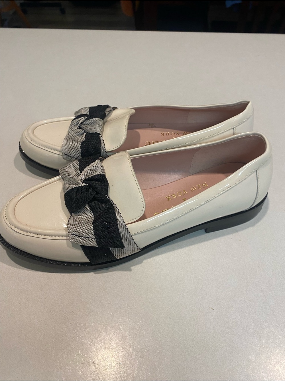 KATE SPADE LEANDRA PATENT LEATHER LOAFER CREAM BLACK BOW PLAID
HEEL SZ 7 - Picture 6 of 16